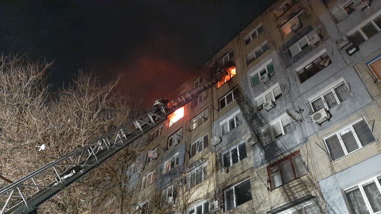 Кропивницький: пожежа на 8-ому поверсі гуртожитку, врятували 28 людей. ФОТО. ВІДЕО