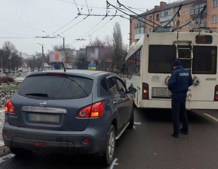 У Кропивницькому водій тролейбуса спричинив ДТП