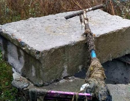 Кіровоградщина: в Олександрії каналізаційний колектор забився через самокат. ФОТО