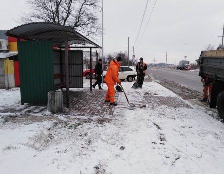 Дорожники за добу витратили 241 тонну піска з сіллю на місцеві дороги