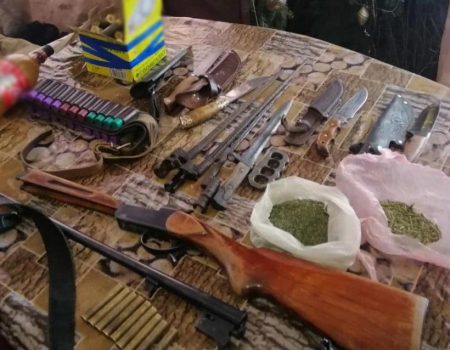 Поліцейські вилучили у жителя Кіровоградщини наркотики, боєприпаси та зброю