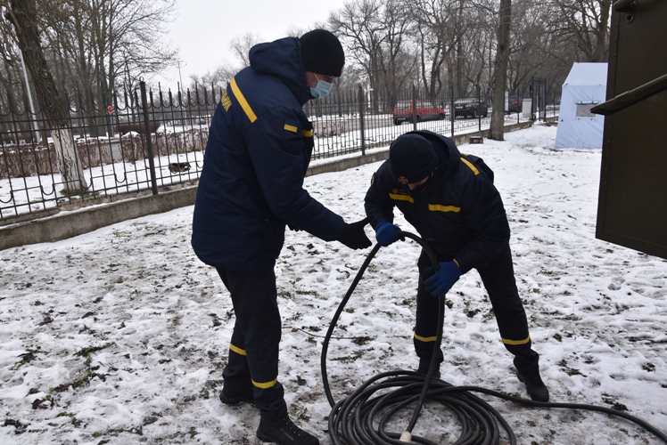 Через аварію рятувальники забезпечували електроживлення лікарні в Кропивницькому Фото 2