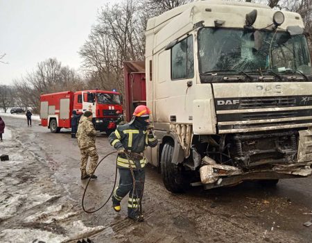 В Олександрівському районі вантажівка в’їхала в двір та перекрила вулицю. ФОТО