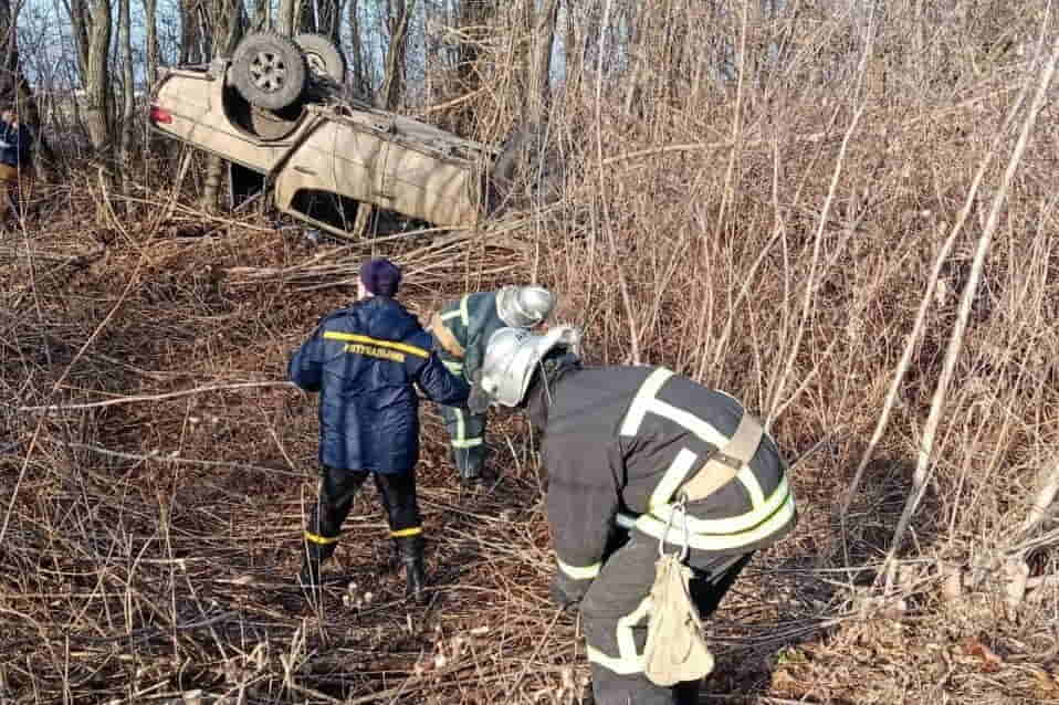 У Кропивницькому районі позашляховик злетів із траси та перевернувся. ФОТО 1