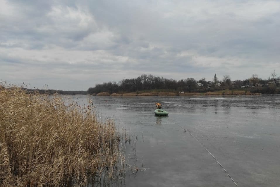 Кіровоградщина: в Олександрії рибалка провалився під кригу. ФОТО 2