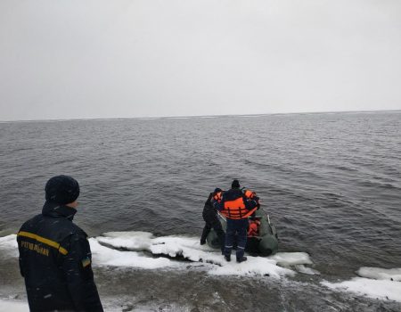 На Кіровоградщині врятували рибалку на крижині за пів кілометра від берега. ФОТО
