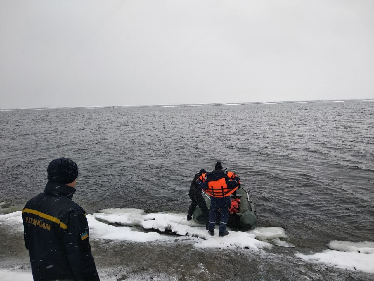 На Кіровоградщині врятували рибалку на крижині за пів кілометра від берега. ФОТО 1