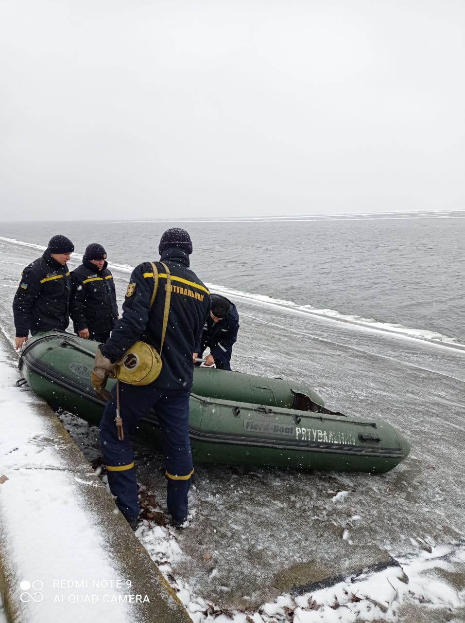 На Кіровоградщині врятували рибалку на крижині за пів кілометра від берега. ФОТО 2