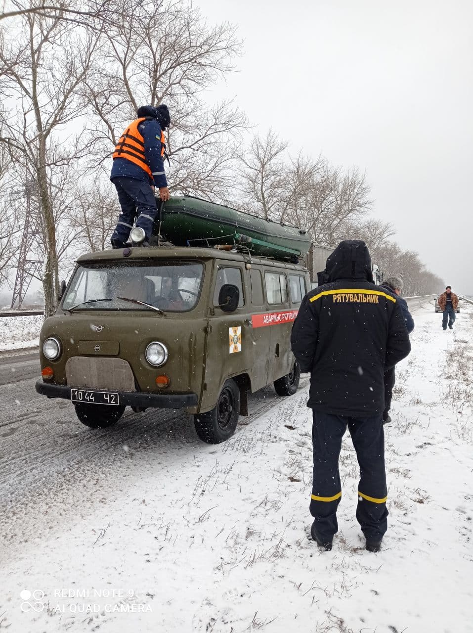 На Кіровоградщині врятували рибалку на крижині за пів кілометра від берега. ФОТО 3