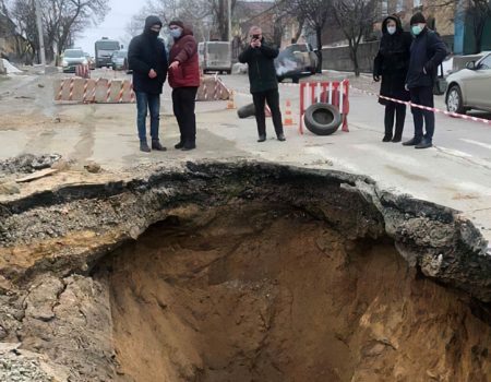 Обіцяні “два тижні” на ремонт колектора по вулиці Кропивницького затягуються