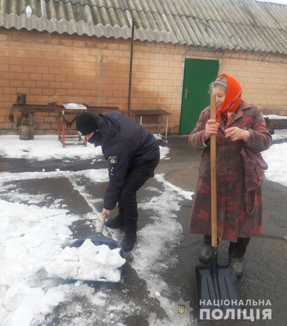 На Кіровоградщині одиноким літнім людям допомагають дільничні офіцери. ФОТО