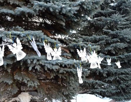 У Кропивницькому ялинки біля міськради прикрасили янголами в пам’ять про Небесну сотню