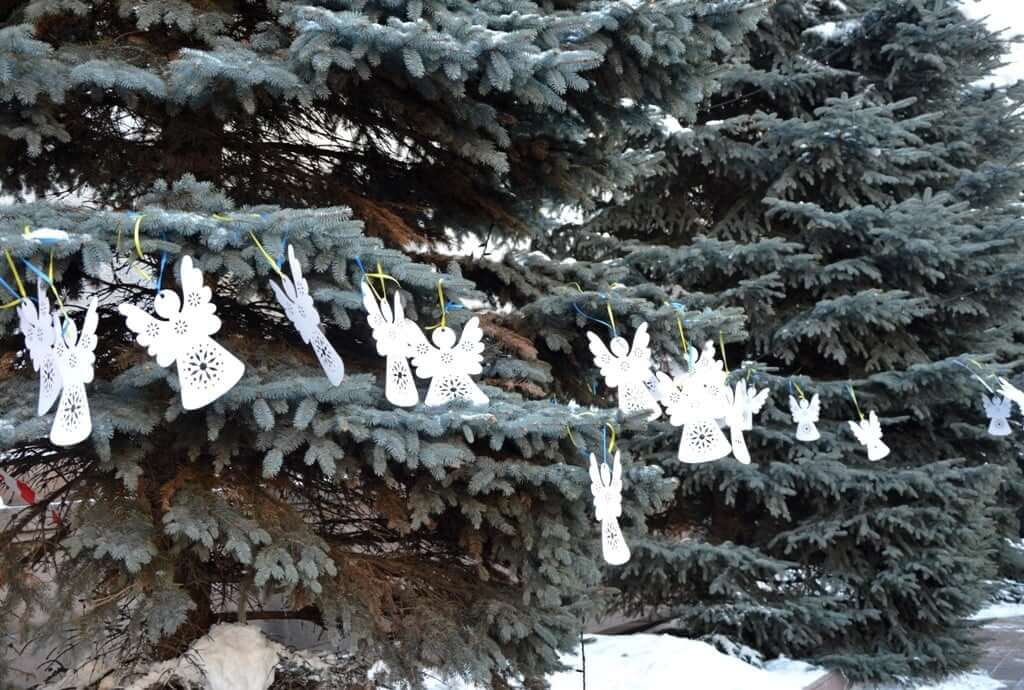 У Кропивницькому ялинки біля міськради прикрасили янголами в пам&#8217;ять про Небесну сотню
