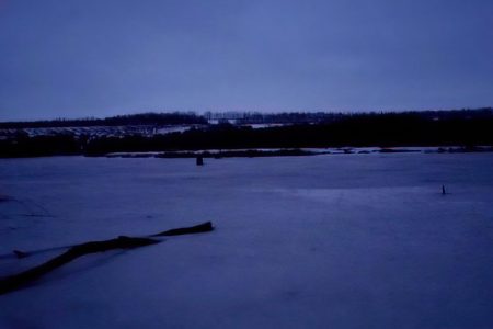 На Кіровоградщині 2 чоловіків ледь не замерзли, сидячи серед річки. ФОТО