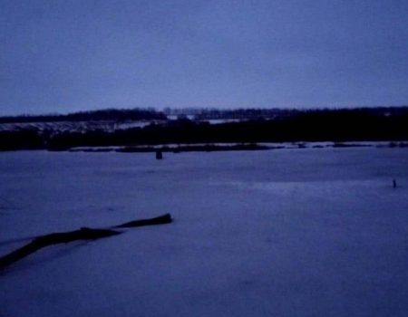 На Кіровоградщині 2 чоловіків ледь не замерзли, сидячи серед річки. ФОТО