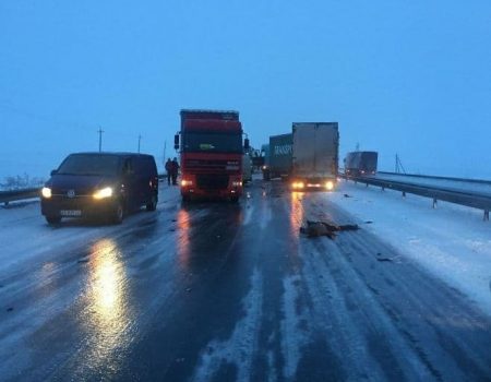 На Кіровоградщині водій в’їхав у вантажівку, збив людину і протаранив ще одне авто. ФОТО