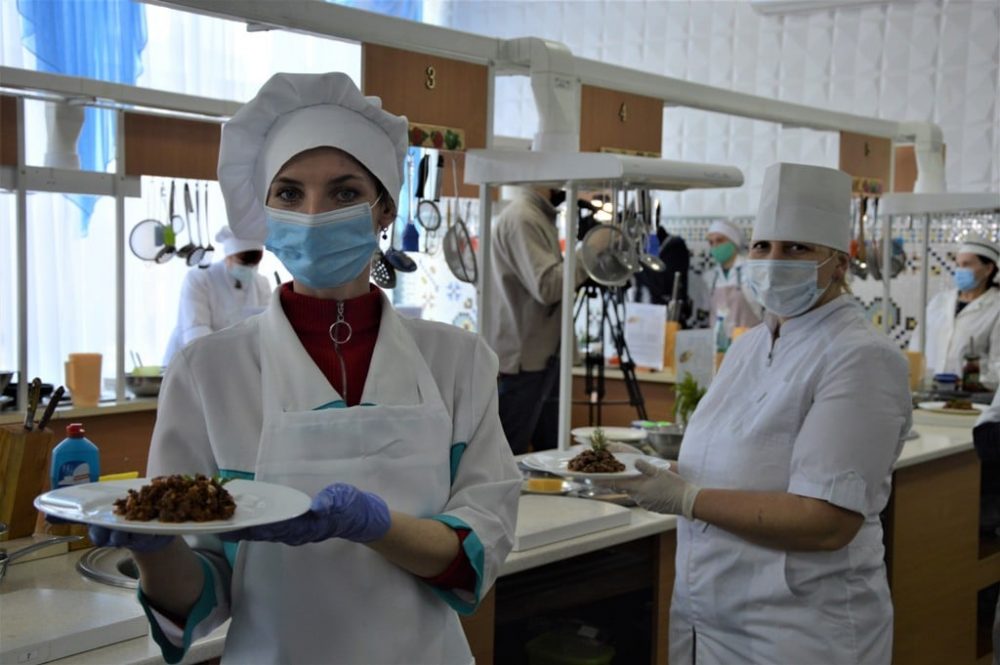 На Кіровоградщині відсторонили від роботи 24 працівника їдальні закладів освіти