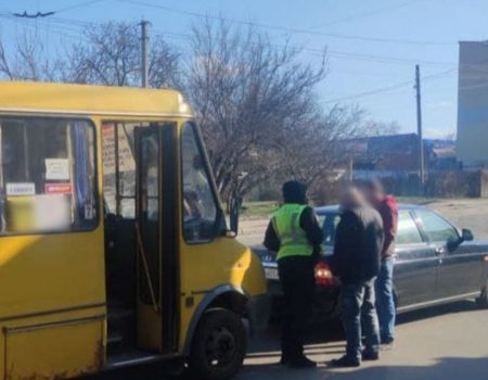 У Кропивницькому маршрутка в’їхала в легковик