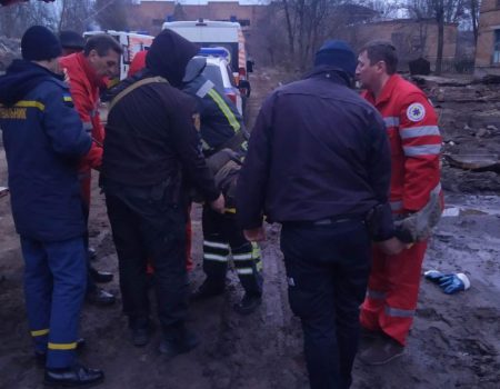 В Олександрії на чоловіка впала металева конструкція. ФОТО