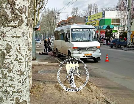 У Світловодську на Кіровоградщині жінка упала під маршрутне таксі