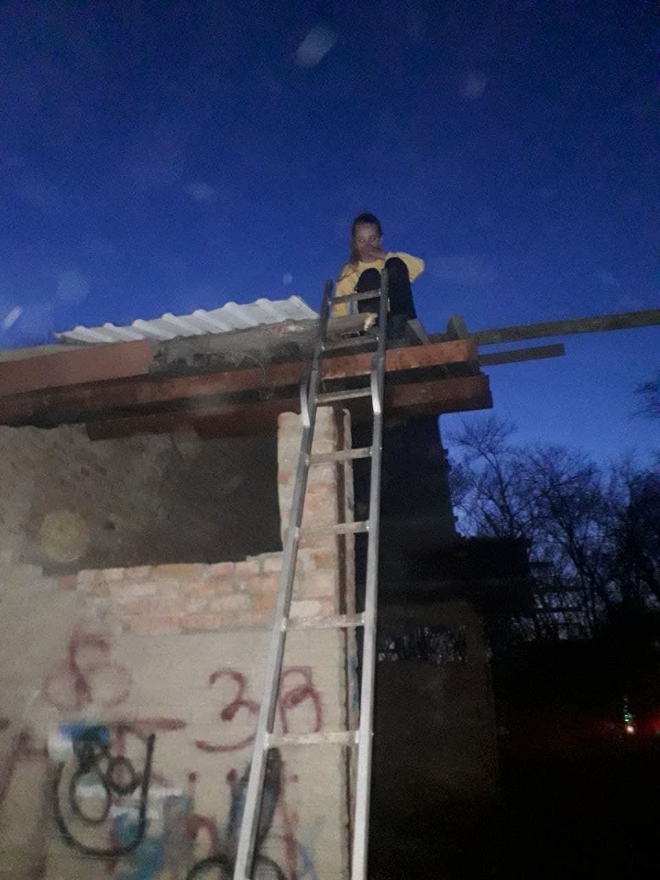 У Кропивницькому рятувальники зняли дитину з другого поверху недобудови. ФОТО