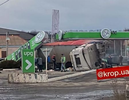 На Кіровоградщині вантажівка в’їхала в АЗС та дві авто, є постраждалі. ФОТО