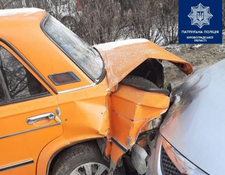 У Кропивницькому водійка в’їхала в припарковане авто. ФОТО