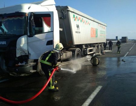 На Кіровоградщині фура в’їхала у відбійник і пробила бак із пальним. ФОТО