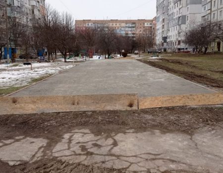 Всю землю МАФам: на Попова в Кропивницькому знову поменшає “зелених” метрів. ФОТО