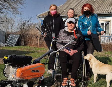 На Кіровоградщині тяжко пораненому ветерану АТО подарували мотокультиватор