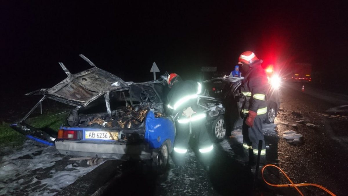 На Кіровоградщині внаслідок ДТП загорілися авто, 3 людей загинуло