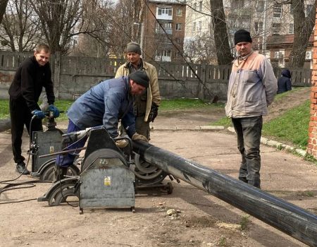 У Кропивницькому замінюють аварійну ділянку трубопроводу на вулиці Короленка