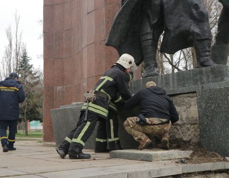 У Кропивницькому активісти з рятувальниками зробили безпечнішим аварійний пам’ятник. ВІДЕО