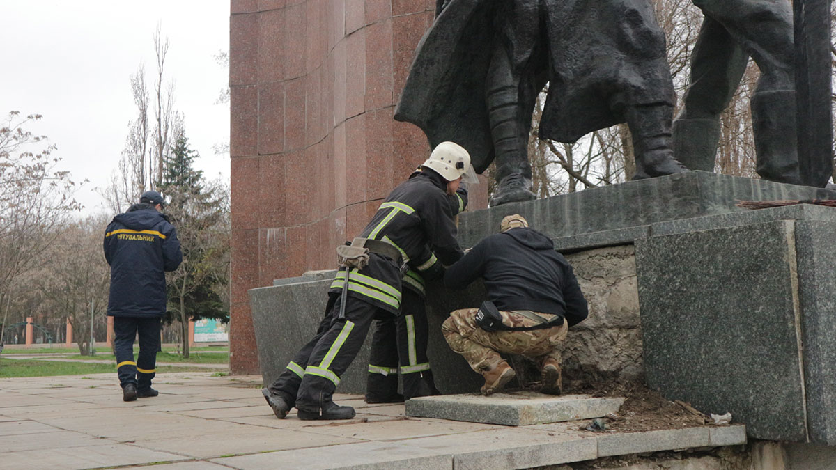 У Кропивницькому активісти з рятувальниками зробили безпечнішим аварійний пам&#8217;ятник. ВІДЕО