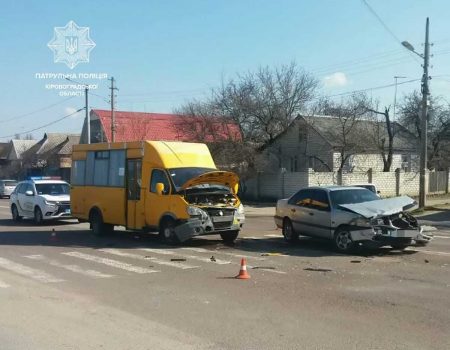 У Кропивницькому зіткнулися маршрутка і Volkswagen Passat. ФОТО