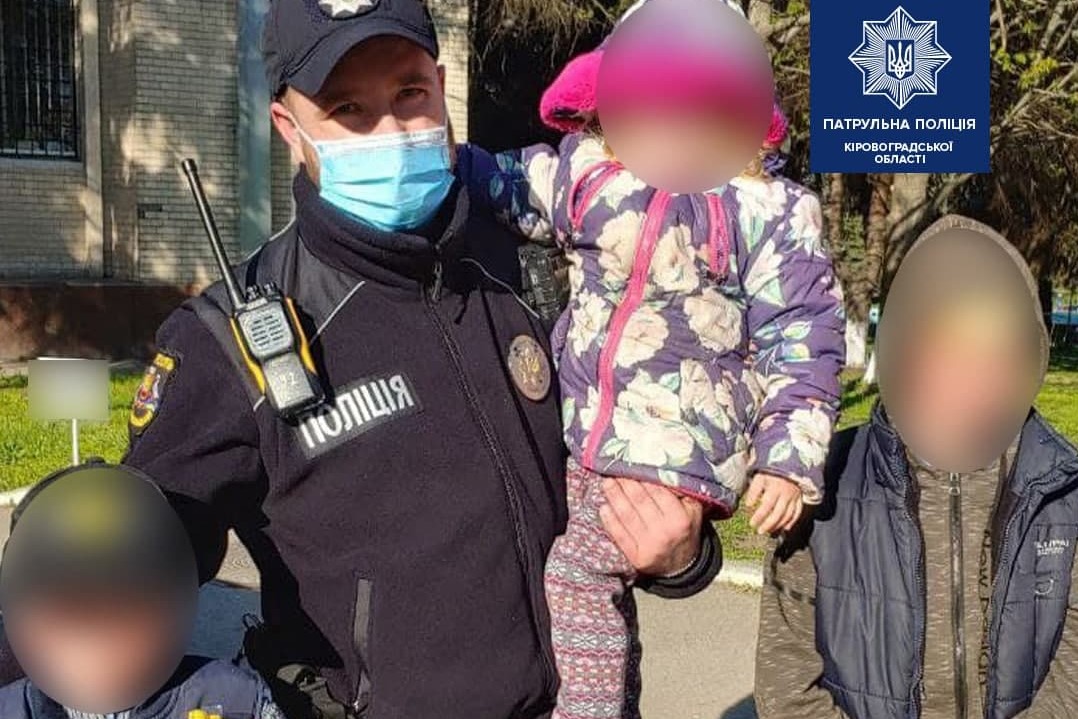 У Кропивницькому патрульні забрали з вулиці 3 дітей, які шукали матір. ФОТО