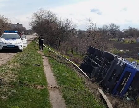 В Олександрії перекинулася вантажівка мережі АТБ. ВІДЕО