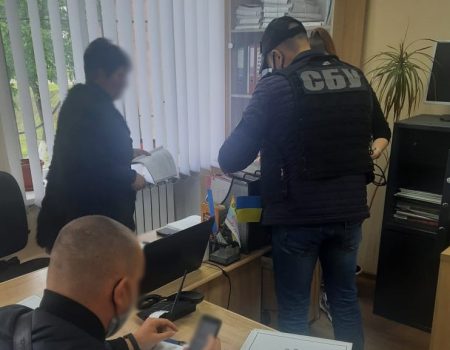 На Кіровоградщині затримали на хабарі голову та землевпорядника однієї з ОТГ. ФОТО