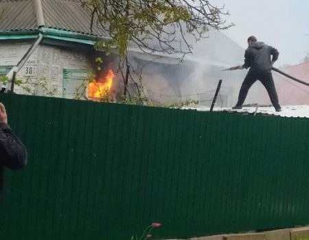 На Кіровоградщині блискавка влучила в будинок і призвела до пожежі. ФОТО
