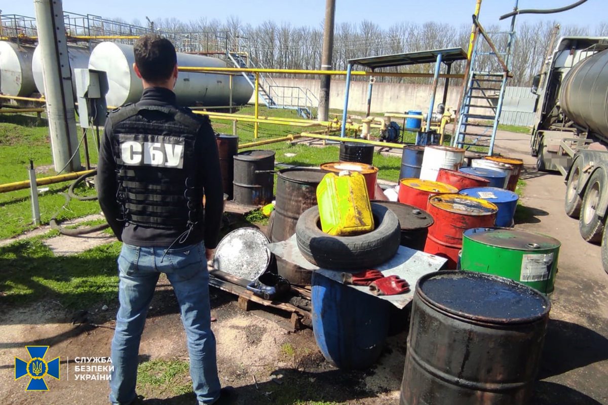 На Кіровоградщині змішували дизпаливо і газовий конденсат та продавали на АЗС і фермерам