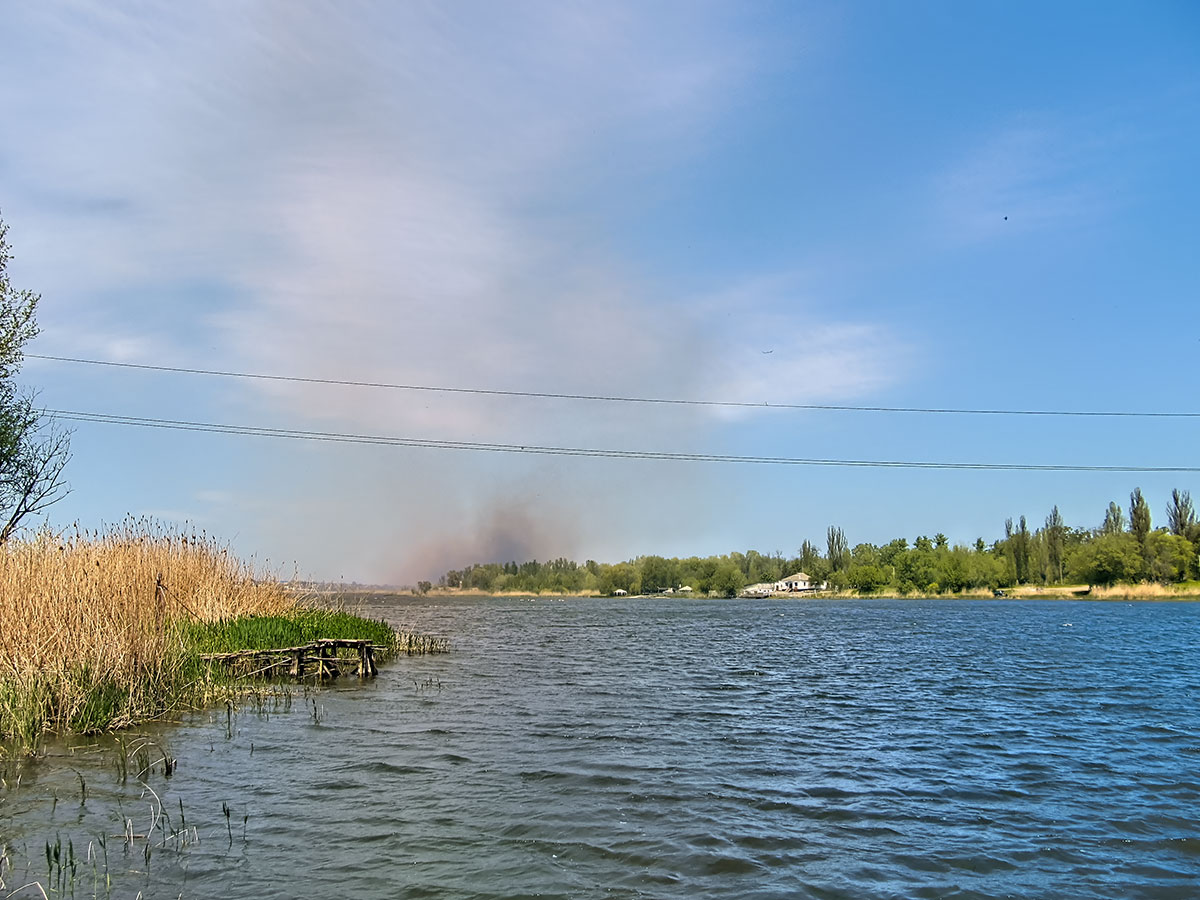 Пожежу очерету було видно в трьох мікрорайонах Кропивницького. ФОТО. ВІДЕО