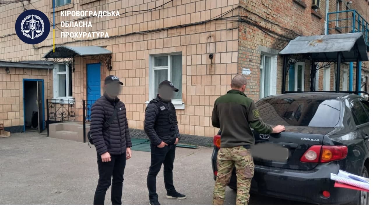 Особливі умови за годинник: працівника колонії на Кіровоградщині затримали на хабарі