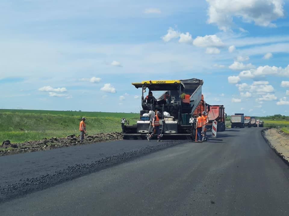 На Кіровоградщині дорожники одночасно ремонтують 5 ділянок та 2 мости автодороги М-12