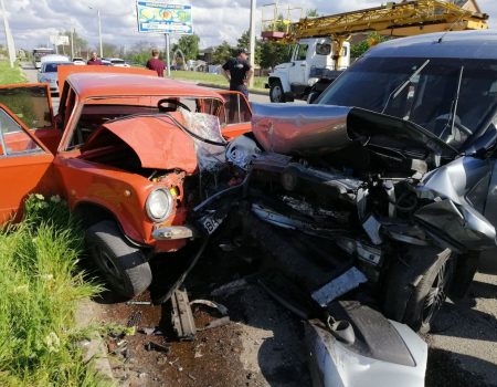 2 потерпілих у вчорашній ДТП у Кропивницькому виявилися заблокованими в авто. ФОТО