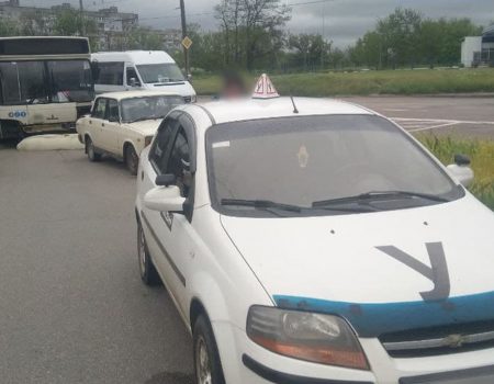У Кропивницькому з вини водія автобуса постраждало 2 автівки. ФОТО