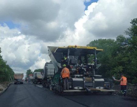 Дорожники ремонтують 4 ділянки дороги М-12 на Кіровоградщині