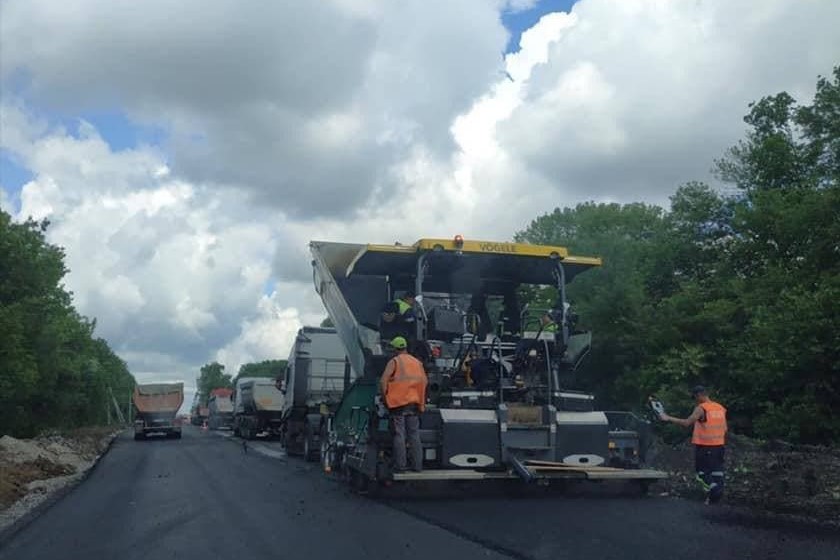 Дорожники ремонтують 4 ділянки дороги М-12 на Кіровоградщині