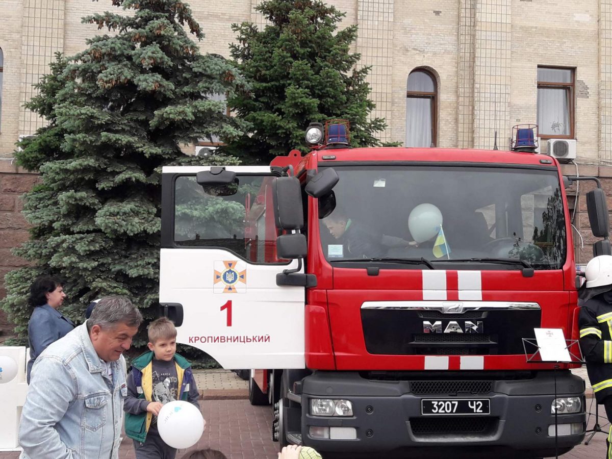 У Кропивницькому поліція та рятувальники розважали дітей. ФОТО