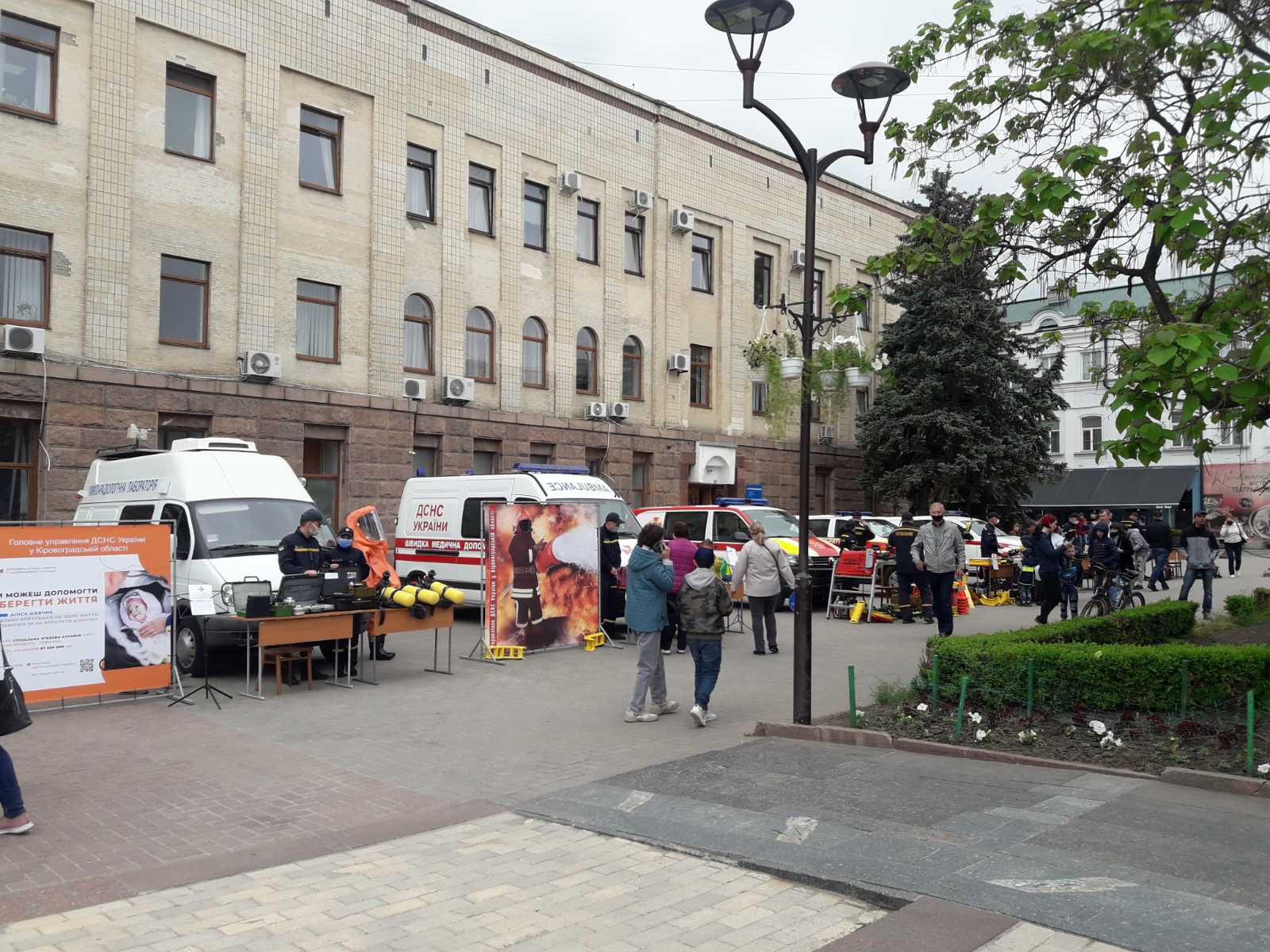 У Кропивницькому поліція та рятувальники розважали дітей. ФОТО