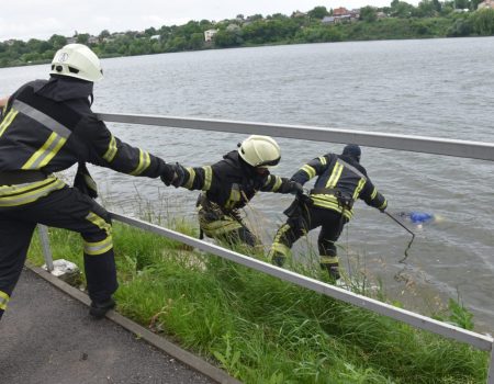 У Кропивницькому з Сугоклії дістали тіло жінки. ФОТО